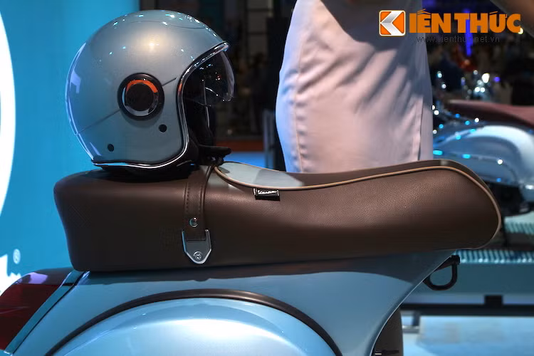 Chiếc yên của xe cũng có thiết kế tinh tế hơn với da màu nâu, đai nắm và bề mặt ghế thêu logo 70 Vespa. Chiều cao yên xe là 805 mm.