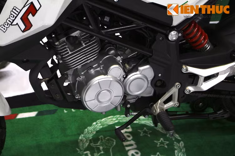Mẫu xe côn tay cỡ nhỏ này sở hữu động cơ SOHC, xy lanh đơn, 2 bugi, 4 van, dung tích 134.7cc được làm mát bằng không khí. Cỗ mãy này sẽ sinh ra công suất lớn nhất 12.6 mã lực tại vòng tua 9,000 vòng/phút và mô-men xoắn cực đại 10.8Nm tại 7,000 vòng/phút.