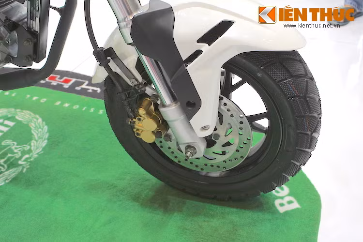 Xe được trang bị các bánh với kích thước 12 inch, cùng với một số phụ tùng cao cấp như phuộc USD phía trước. Có hệ thống phanh đĩa cho cả 2 bánh, TNT Naked T135 cũng sở hữu phanh ABS.