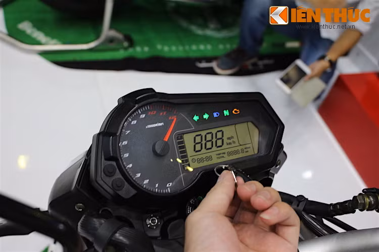 Bảng đồng hồ trên xe có thiết kế y hệt, không khác chút nào so với chiếc Benelli Tornado 302.