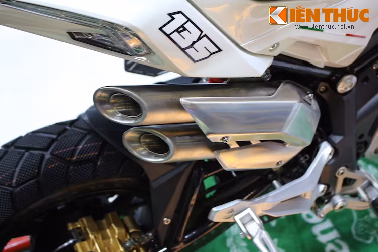 Phanh sau của TNT Naked T135 cũng được trang bị hệ thống ABS. Đặc biệt, ống xả của chiếc xe có thiết kế vát đầu độc đáo với 1 lon pô nhưng có 2 đường xả.