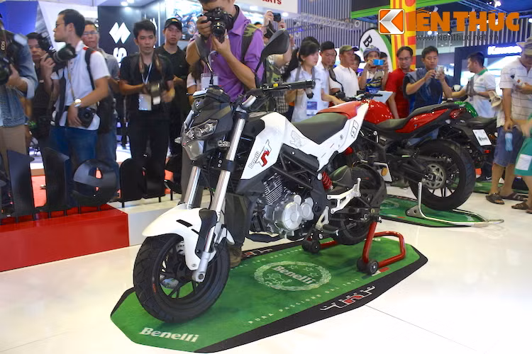  Benelli TNT Naked T135 là dòng xe máy cỡ nhỏ minibike hoàn toàn mới, đã từng được ra mắt tại triển lãm EICMA ở Ý năm ngoái và được coi là đối thủ của Honda MSX. Tuy nhiên cũng giống như Kawasaki với chiếc Z125, Benelli muốn "định hình" chiếc minibike Tornado Naked T nằm trong dòng sản phẩm naked bike TnT của hãng.