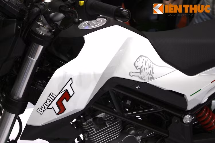 Bình xăng lớn của xe có dung tích 7,2 lít và có thiết kế góc cạnh, "học" theo chiếc naked bike KTM Duke.