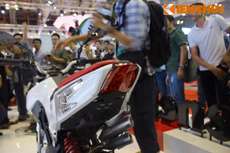 Đèn hậu của xe được đặt dọc, cùng với những đèn xi-nhan có hình chữ X độc đáo khiến chiếc xe càng trở nên cá tính hơn.