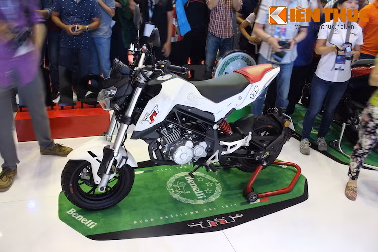 Phần thân xe được làm khá thon gọn, khối động cơ đặt lộ ra ngoài đúng với đặc trưng của dòng naked bike.