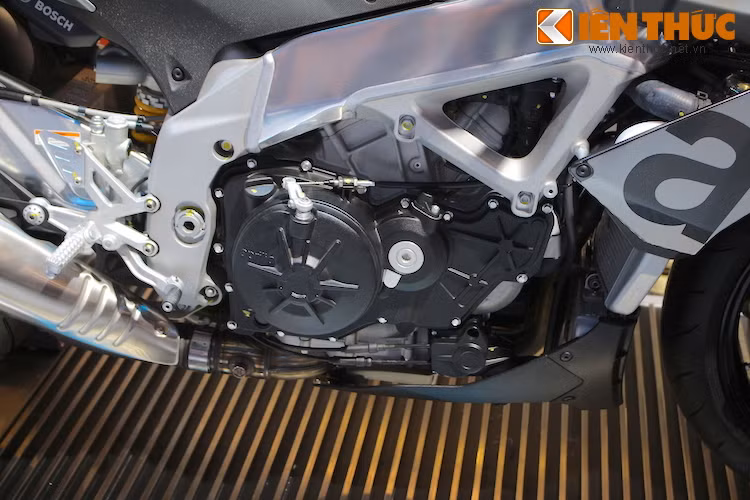 Kể từ năm 2015, khối động cơ V4 của Tuono đã tiếp tục được Aprilia nâng cấp với xi-lanh đường kính lớn hơn 3mm, khiến xe đạt dung tích lên tới 1077 cc. Ngoài ra, phần trên của động cơ còn được đúc từ hợp kim nhẹ hơn.