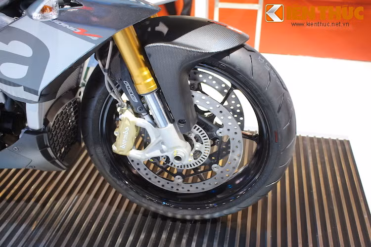 Dựa trên nền tảng của RSV4 nên Tuono V4 1100 RR cũng sở hữu nhiều phụ tùng "hàng khủng" như bộ phanh trước kép với heo Brembo M432 monobloc 4 pis cùng bộ phuộc USD của Sachs. Bản thể thao Factory của xe còn có phuộc Ohlins cao cấp hơn. Lốp trước sử dụng bản 120/70/17 giống nhiều mẫu xe phân khối lớn cùng phân khúc khác.