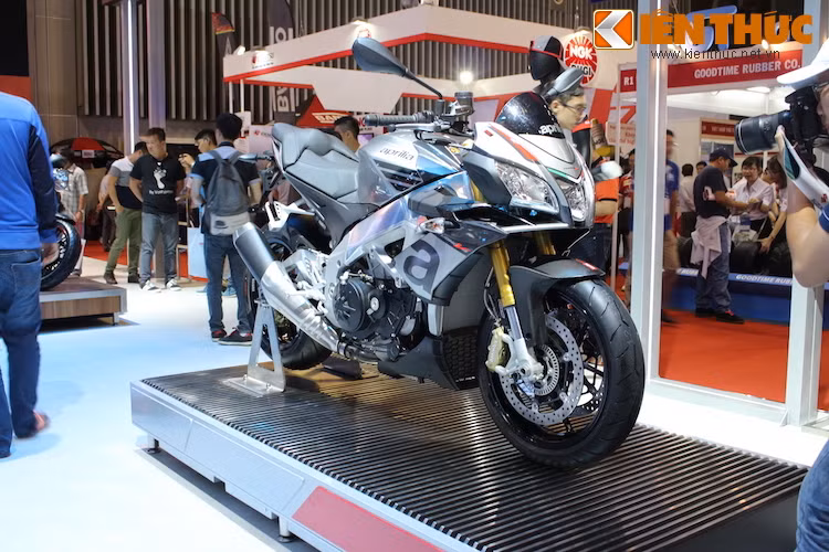 Ra mắt lần đầu vào năm 2002, Aprilia Tuono V4 là phiên bản naked/streetfighter của mẫu superbike đỉnh cao RSV1000R và nay là RSV4. Hiện tại, Aprilia đang bán chiếc xe với 2 phiên bản là 1100 RR và 1100 Factory. Trong đó, phiên bản được trưng bày tại triển lãm VMCS 2016 ở Việt Nam là bản thường Aprilia Tuono V4 1100 RR.