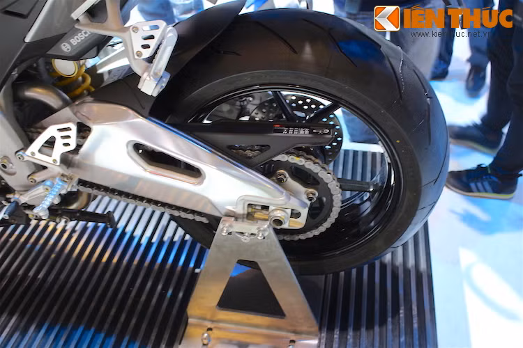 Bộ gắp sau cũng được làm từ nhôm nhẹ đầy chắc chắn. Lốp sau có bản rộng lên tới 190/55. Cũng giống như phuộc trước, phuộc sau do Sachs cung cấp và có khả năng điều chỉnh 3 cấp độ.