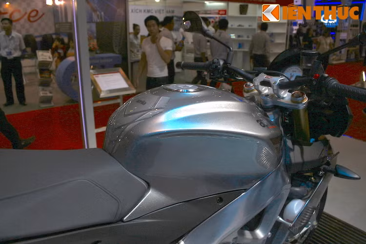 Thiết kế của Tuono V4 đầy hấp dẫn với các đường nét cắt xẻ đậm nét ngẫu hứng và nghệ thuạt của người Ý. Đặc biệt với màu sơn xám ánh kim và dưới ánh đèn triển lãm, những đường cắt, dập này càng khiến chiếc xe trở nên "lung linh" và hấp dẫn hơn. Ghi-đông nhôm cao đã thay thế cho tay clip-on trên RSV-4, giúp người điều khiển Tuono có tư thế ngồi thoải mái hơn.