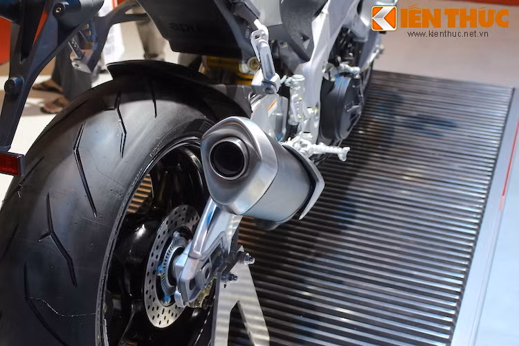 Theo Aprilia, Tuono V4 RR có công suất lớn hơn tới 5 mã lực so với phiên bản trước đó, với công suất tối đa 175 mã lực đo được ở trục khuỷu.