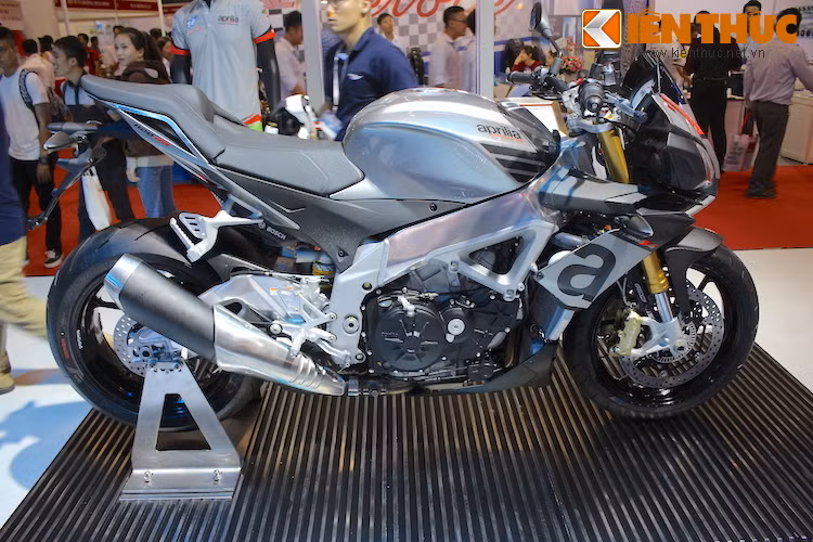 Bộ khung của Tuono được hàng từ các thanh nhôm lớn, tạo thành một kết cấu đẹp mắt và đem tới cho xe vẻ "trần trụi" đúng phong cách streetfighter. Từ góc nhìn hai bên thân xe, có thể thấy bộ quây gió của RSV4 đã được "cắt gọt" tối đa trên Tuono.