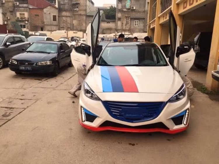 Để có thể "biến hình" cho chiếc Mazda 3 Sedan 2015, những người thợ Hà Nội đã phải khéo léo "thửa riêng" hàng loạt những bộ phận độ vào chiếc xe.