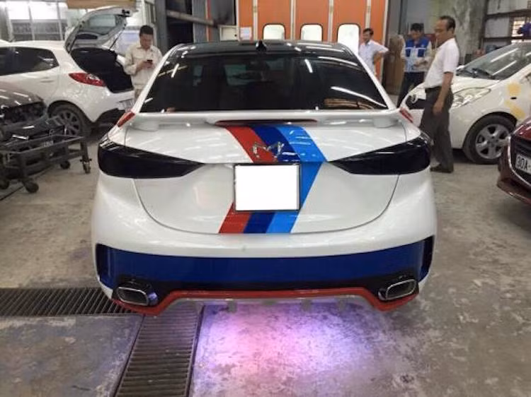 Ở phía sau, cản sau của chiếc Mazda 3 cũng đã được chế lại, kèm theo bộ ống xả thể thao với khả năng điều khiển độ ồn.