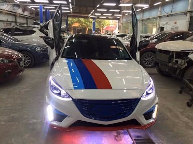 Ở bên dưới gầm xe, những dàn đèn LED đã được gắn xung quanh chiếc Mazda 3, khiến chiếc xe nổi bật hơn khi đi trong đêm, tương tự những mẫu xe đua trong The Fast &amp; The Furious và 2 Fast 2 Furious.