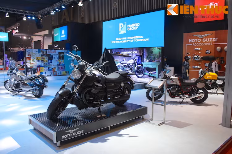 Đặc biệt tại triển lãm, Piaggio cũng lần đầu ra mắt 2 thương hiệu môtô PKL lừng danh nước Ý là Aprilia - nhà sản xuất 54 lần vô địch giải đua Thế giới và Moto Guzzi - hãng môtô sẽ kỷ niệm 95 năm thành lập vào năm nay.