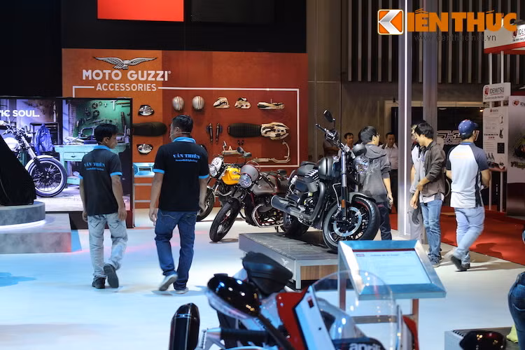 Tuy nhiên trên thực tế, Piaggio còn có thêm 2 thương hiệu trực thuộc là Aprilia và Moto Guzzi. Ngoài ra, triển lãm còn có sự xuất hiện bất ngờ của 2 hãng xe Mỹ Indian cùng Victory, nâng tổng số hãng xe thực tế lên tới 12 thương hiệu.