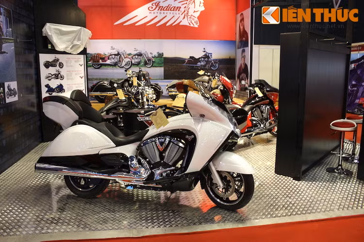 Một bất ngờ lớn tại triển lãm xe máy Việt Nam đó là sự xuất hiện của 2 thương hiệu môtô Mỹ là Indian và Victory. Mới chỉ vừa vào ngày 5/4 vừa qua, 2 hãng này mới chính thức có những bước đi đầu tiên ở VN, thể hiện bằng việc khai trương showroom tại Sài Gòn. Victory đem tới VMCS các dòng xe như Vision hay Magnum, trong khi đó Indian "khẳng định dấu ấn" bằng Scout và Chief.