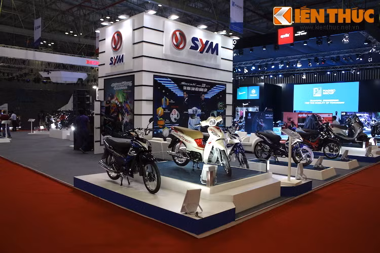 Hãng xe xứ Đài SYM đến với triển lãm qua thông điệp "Enjoy the Ride", lấy 3 tiêu chí cho giá trị thương hiệu là Chất lượng, Sáng Tạo và Chuyên nghiệp. Hãng đã đem tới VMCS những mẫu xe nổi bật như Wolf 300, Maxsym 300 cùng xe điện 4 bánh concept...