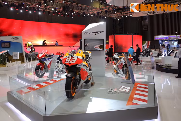 Tại triển lãm, Honda Việt Nam có khu trưng bày với chủ đề "Ride the Future - Lướt cùng tương lai", với bộ sưu tập các mẫu xe đa dạng, từ các dòng xe phổ thông đang được bán tại Việt Nam tới những mẫu concept đặc biệt như EV-Cub chạy điện hay, các dòng PKL "hàng khủng" như RC213V-S, CBR1000RR, Africa Twin và xe đua RC213V.