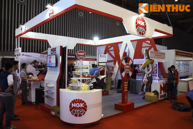 Bên cạnh khu trưng bày chính của các hãng xe máy, một phần không thể thiếu của VMCS 2016 là gần một trăm gian hàng của các thương hiệu trong ngành công nghiệp phụ trợ, phụ tùng sản xuất, bảo hiểm, ngân hàng như Total, Motul, NGK, Idemitsu, Pinaco, Ắc quy GS, Casumina, IRC, Nissin, Mũ bảo hiểm Á Chau, KMC, Osaki… sẽ giúp cho khách tham quan có có cái nhìn toàn cảnh về ngành công nghiệp xe máy ở Việt Nam.