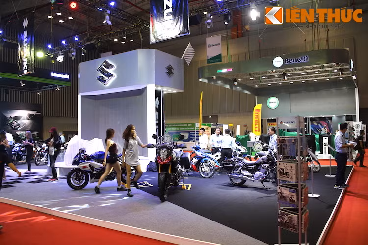 Chủ đề chính của Suzuki tại VMCS 2016 là "khát khao chinh phục thể thao", thể hiện qua dàn xe phân khối lớn nổi tiếng như GSX-R1000, GSX-S1000, V-Strom và đặc biệt là mẫu xe đua MotoGP GSX-RR. Ngoài ra, hãng còn trưng bày các dòng xe quen thuộc như Address, Raider...