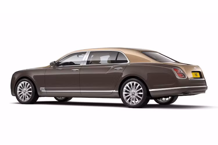Được bộ phận đặc biệt Mulliner chế tác, mỗi chiếc Mulsanne First Edition không có quá nhiều sự khác biệt ở bên ngoài ngoại thất. Do dựa trên bản Mulsanne 2017 nên chiếc xe cũng có toàn bộ phần đầu được thiết kế lại.