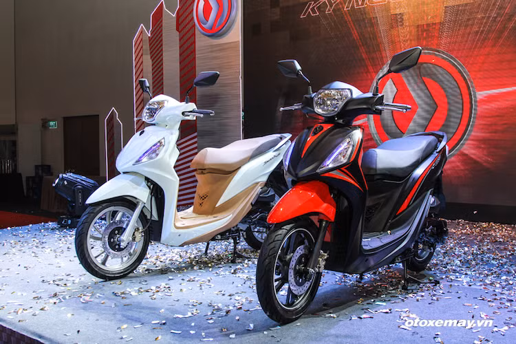 Vừa được ra mắt vào cuối tháng 3 vừa qua, SYM Shark Mini 125 được coi là phiên bản nhỏ hơn của chiếc xe tay ga cao cấp Shark và giúp hãng xe Đài Loan SYM mở rộng dòng sản phẩm của mình ở Việt Nam. (Ảnh: otoxemay).