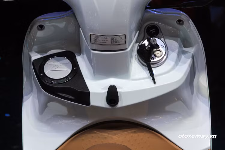 Bình xăng của Shark Mini được bố trí sau yếm xe, khá tiện lợi khi người dùng không phải mở yên để nạp xăng. Nút dừng ngắt động cơ của xe được bố trí ở trên ổ khóa từ, trong khi nút mở yên nằm trên tay lái của xe.