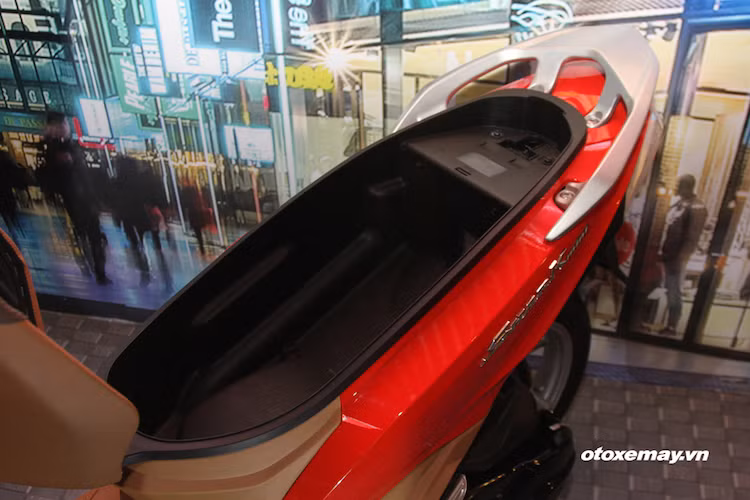 Do có bình xăng nằm dưới sàn xe nên khoang chứa đồ bên dưới Shark Mini có thể tích cực lớn, dễ dàng chứa được 2 mũ bảo hiểm nửa đầu.