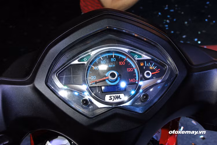 Bảng đồng hồ của Shark nằm tràn ngang và cung cấp đầy đủ các chỉ báo thông thường. Chiếc xe còn có một màn hình LCD nhỏ cung cấp các thông số như tổng quãng đường đi, tính chiều dài hành trình... tương tự các mẫu xe tay ga ở phân khúc cao hơn.