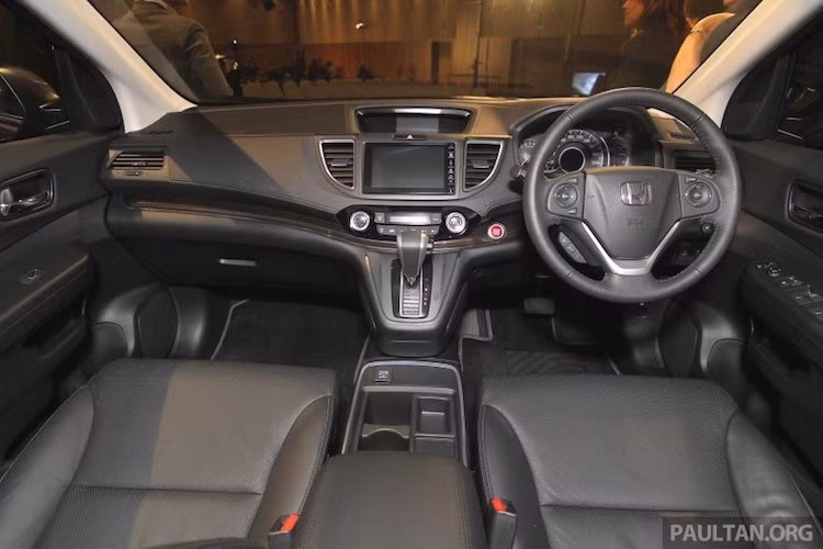 Honda CR-V bản đặc biệt vẫn có nội thất rộng rãi, tiện nghi với ghế gập một chạm để hàng ghế sau có thể gập phẳng xuống sàn xe; cửa sổ trời và cửa gió điều hòa hàng ghế sau; màn hình cảm ứng 7 inch kết nối đa dạng với thiết bị cầm tay; hệ thống định vị và dẫn đường Sygic cũng như thực hiện cuộc gọi nhanh bằng khẩu lệnh HFT Voice Tag…