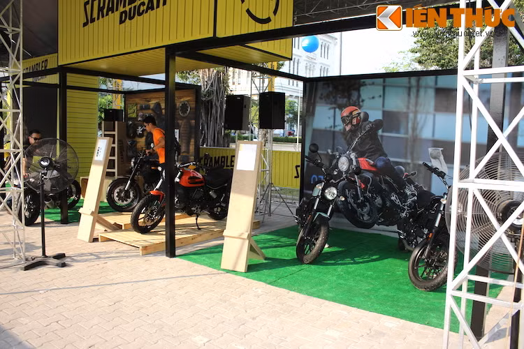 Trái với những dự đoán trước đây, Ducati đã tập trung hoàn toàn vào dòng xe Scrambler tại triển lãm. Khi đến “Land of Joy”, ngoài việc tận hưởng không gian sành điệu đúng chất, khách tham quan sẽ có dịp khám phá những dòng xe mới nhất trong gia đình Ducati Scrambler, bao gồm 4 phiên bản 800 phân khối (Icon, Classic, Urban Enduro, Full Throttle).