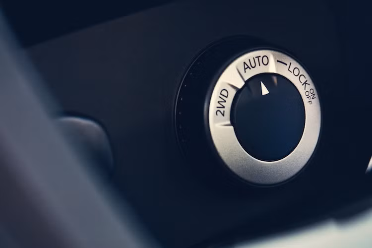 Đặc biệt, Kaptur còn có thêm phiên bản hệ dẫn động 4 bánh với 3 chế độ lái khác nhau, khóa vi sai và khoảng sáng gầm lớn 204 mm, thay vì chỉ có hệ dẫn động cầu trước như Captur. Kèm theo vẫn là hộp số tự động ly hợp kép 6 cấp.