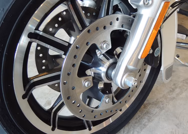 Hệ thống giảm xóc trước mới, đường kính 49 mm đảm bảo xe vận hành êm ái, đầu xe nhẹ, dễ điều khiển. Bộ mâm hợp kim nhôm nhẹ đi kèm phanh đĩa đường kính 300 mm. Đi kèm là hệ thống chống bó cứng phanh liên kết Reflex™ ABS kết hợp trên cả hai bánh giúp cả Road King lẫn Electra Glide giảm tốc nhanh chóng và an toàn.