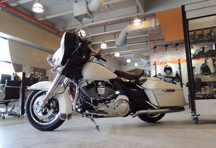 2 chiếc Harley-Davidson Road King Police và Electra Glide Police được nhập chính hãng về Việt Nam đều có thân xe trắng hoàn toàn, vắng bóng các logo Harley-Davidson và những loại tem khác nhau trên thân.