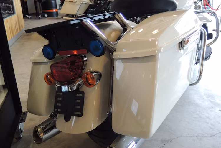 Ở phía sau, cả Road King Police và Electra Glide Police đều có cặp thùng cứng bằng nhựa nằm hai bên thân xe. Ngoài ra, chúng còn có sẵn một giá đỡ phía trên để có thể tiếp tục gắn thùng sau nếu cần thiết.