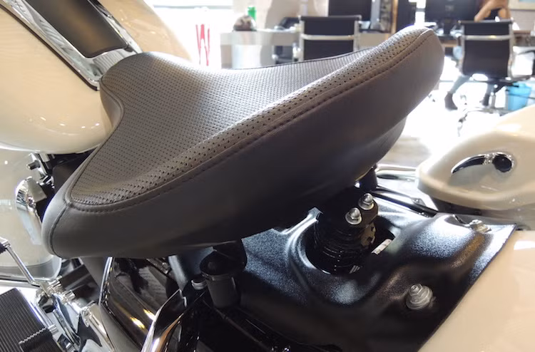 Yên xe trên các phiên bản Police Motorcycle® đều sử dụng yên đơn (solo) với hệ thống giảm chấn riêng biệt được thiết kế đảm bảo cho người ngồi cầm lái ở tư thế thoải mái nhất và an toàn, tránh được trường hợp mỏi lưng và tay khi điều khiển.