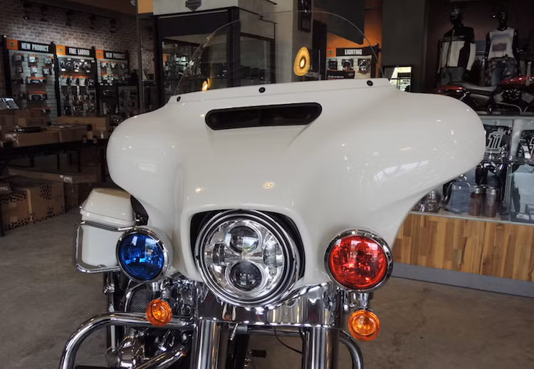 Ở phía trước mỗi chiếc xe đều được trang bị loại đèn siêu sáng tùy chọn Daymaker của Harley-Davidson. Tuy nhiên bên cạnh đèn pha là những đèn nháy xanh đỏ chuyên dụng để báo hiệu của cảnh sát.