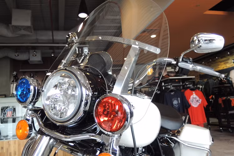 Phiên bản Electra Glide vốn đã có quây gió kín phía trước, trong khi bản Road King Police có thêm kính chắn gió kích thước 15 inch bảo vệ người cầm lái và được làm bằng vật liệu đặc biệt, cho khả năng quan sát tốt nhất phía trước kể cả trong điều kiện trời tối.