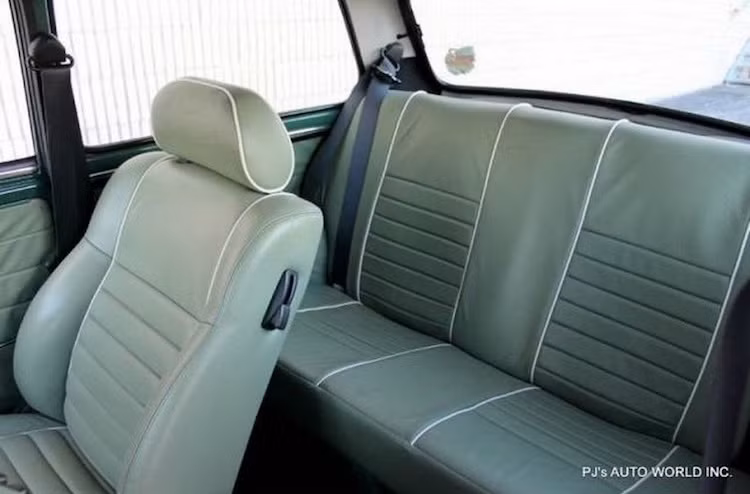 Thậm chí không như những chiếc xe độ "hết bài" khác, chiếc MINI Cooper này vẫn còn hàng ghế sau cùng với toàn bộ thảm lót sàn và ốp cửa.