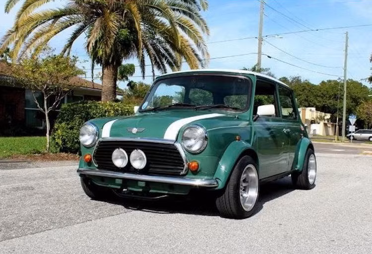 Ở bên ngoài, chiếc xe trông như mới bước ra từ các đường phố Anh trong thập niên 70 với màu sơn kết hợp giữa trắng và xanh cổ điển, đặc trưng của những mẫu xe Anh Quốc cũ.