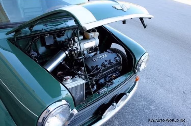 Dù được giữ nguyên bản với công suất tối đa 128 mã lực và mô-men xoắn cực đại 138 Nm nhưng nhờ có phần thân cực nhẹ của MINI, chiếc xe vẫn có khả năng tăng tốc cực kỳ đáng nể, chỉ trong khoảng 4 giây như những mẫu xe thể thao mới.