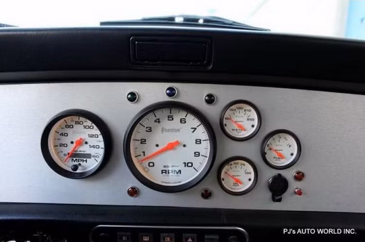 Tuy nhiên, bảng táp-lô của chiếc xe đã được độ lại với một loạt các đồng hồ chỉ báo của xe đua, được đặt trên một bề mặt bằng nhôm.