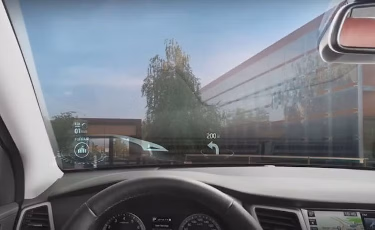 Hyundai chào đón ngày 1/4 với một tùy chọn mới dành cho dòng Tucson: các cửa kính công nghệ thực tế ảo, với khả năng... chiếu phim thay vì chỉ dừng lại ở việc hiển thị thông tin như các màn hình hiển thị trên kính hiện nay.