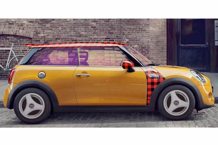 Trực thuộc BMW, MINI cũng có khá nhiều trò đùa quái đản vào ngày “Cá tháng tư”. Năm nay, hãng đã 2 lần "chơi khăm" khách hàng với hai phiên bản khác nhau. 1 là chiếc MINI Hipster với các bộ lọc màu ảnh giống ứng dụng mạng xã hội Instagram trên kính, dàn cassette, hộp số chỉ 1 cấp và thân xe trang trí caro.