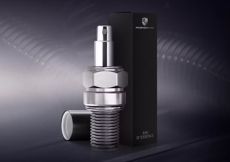 Porsche đã công bố trên Facebook chính thức của hãng một dòng nước hoa mới có tên gọi ‘Eau d’Essence’, sử dụng các phân tử mùi trích xuất từ... dầu nhớt và lốp xe để khiến người dùng có mùi "như vừa trở về từ đường đua".