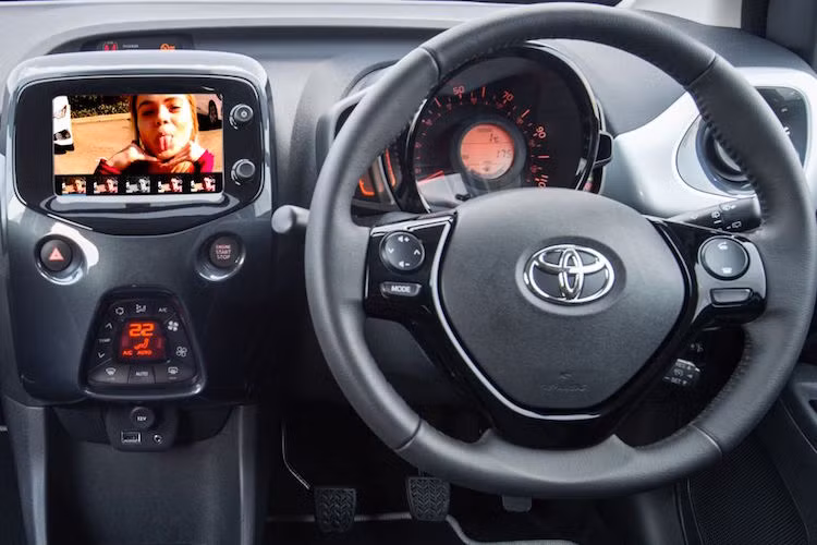 Giống như MINI, Toyota cũng sử dụng tính năng bộ lọc màu ảnh của mạng xã hội Instagram để áp dụng cho camera lùi phía sau của chiếc Aygo, giúp người dùng không chỉ có thể sử dụng camera này để lùi xe mà còn có thể... chụp ảnh "tự sướng".