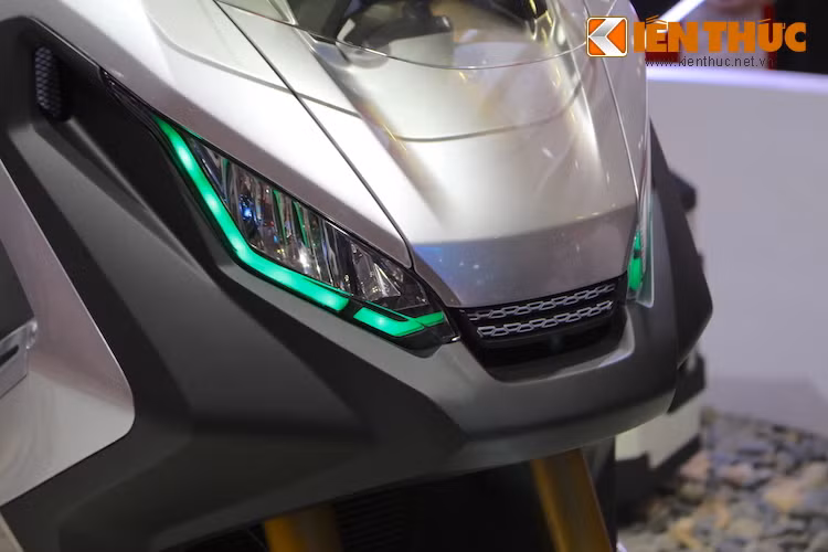 Thân xe được thiết kế độc đáo với những đường nét vuông vức, góc cạnh đầy khỏe khoắn. Đèn pha trước của xe nằm trên yếm, đồng thời được tích hợp các đèn báo hiệu LED hiện đại.