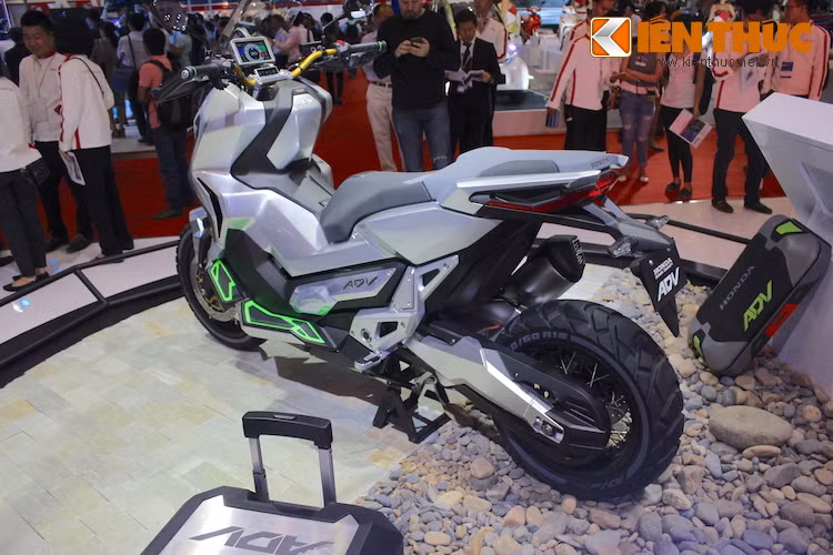 Điểm đặc biệt của ADV Concept so với những mẫu xe ga khác đó là hệ truyền động bằng xích trần, thay vì bằng dây curoa. Điều này giúp cho ADV Concept có khả năng chịu tải tốt hơn khi cần vượt địa hình.